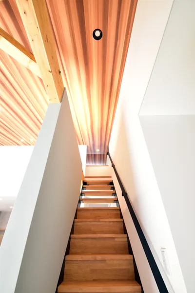 家族みんなが楽しむ ロフトと庭の広々平屋の階段