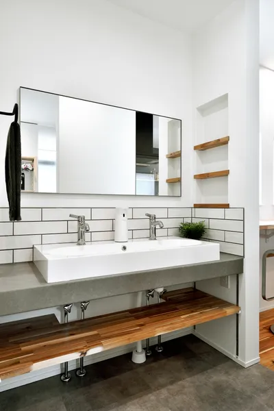 機能が重なる たくさんの居場所がある家の洗面所