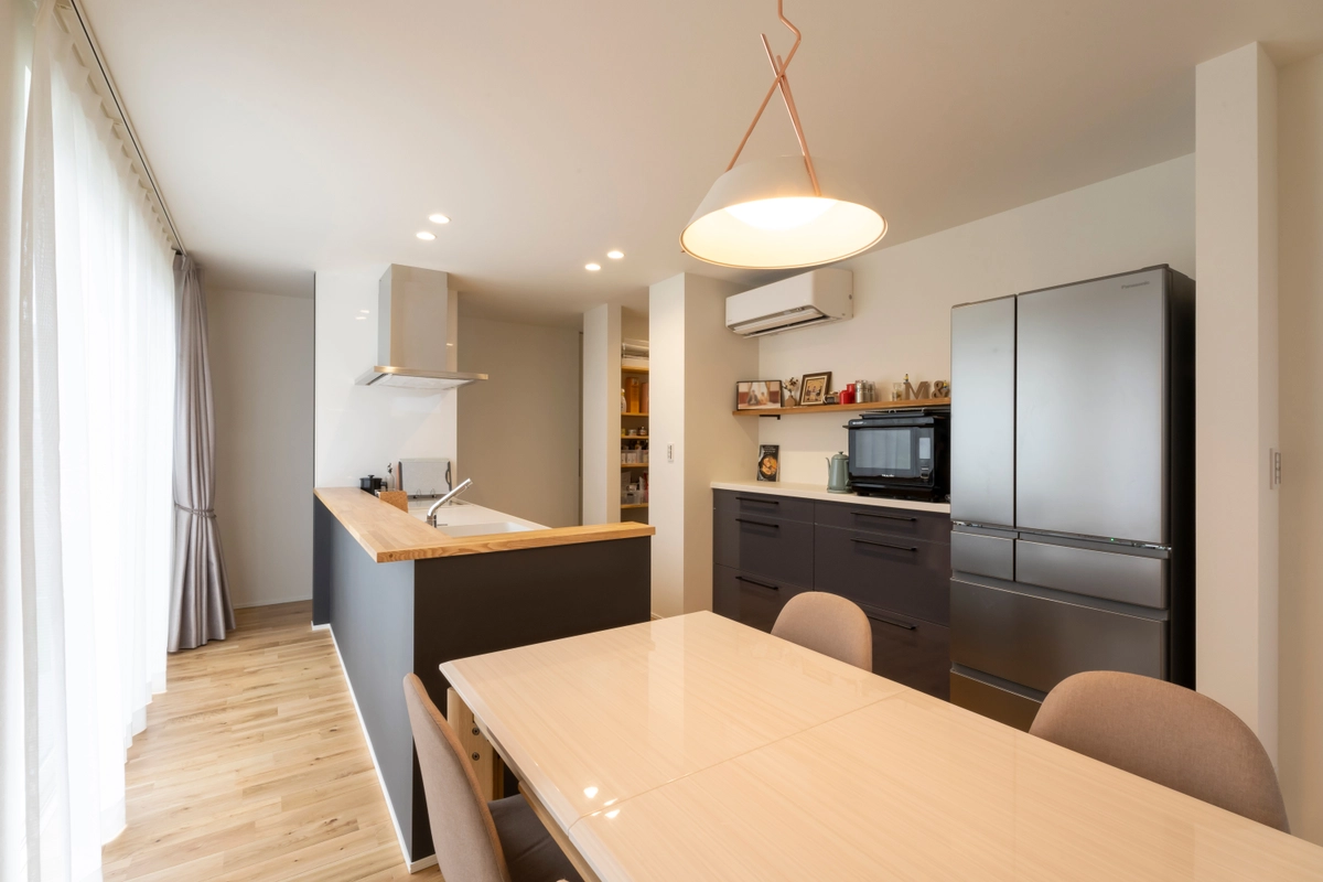 L型+庭の家のダイニング・キッチン