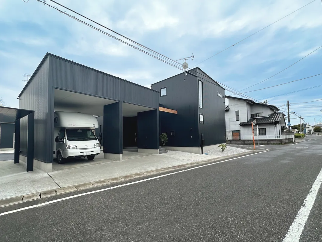 ガレージと2つの階段で 家族と趣味の最適空間 事例トップ画像