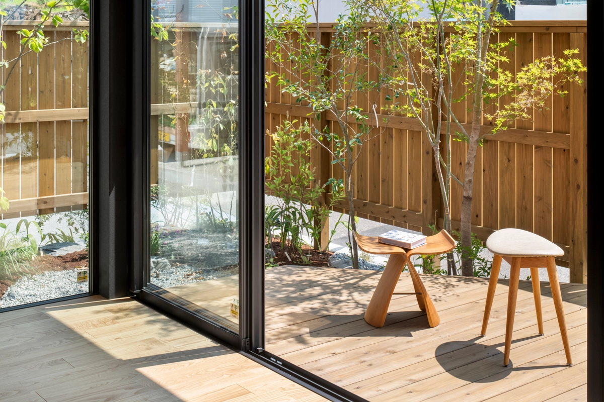 風景に溶け込むコンパクト平屋のテラス・デッキ・庭・中庭