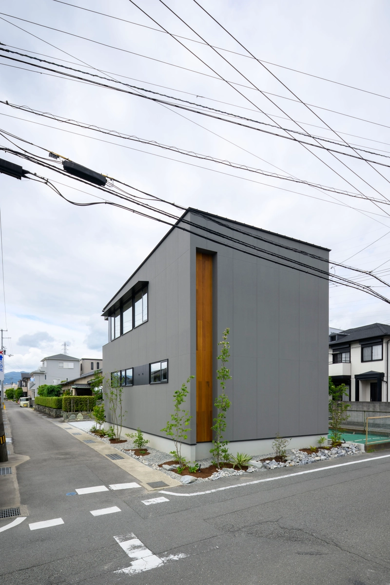 景色と家族がつながるコンパクトな家の外観