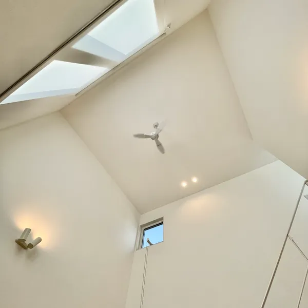 まるでリゾート 非日常な暮らしを叶えた住まいの吹き抜け