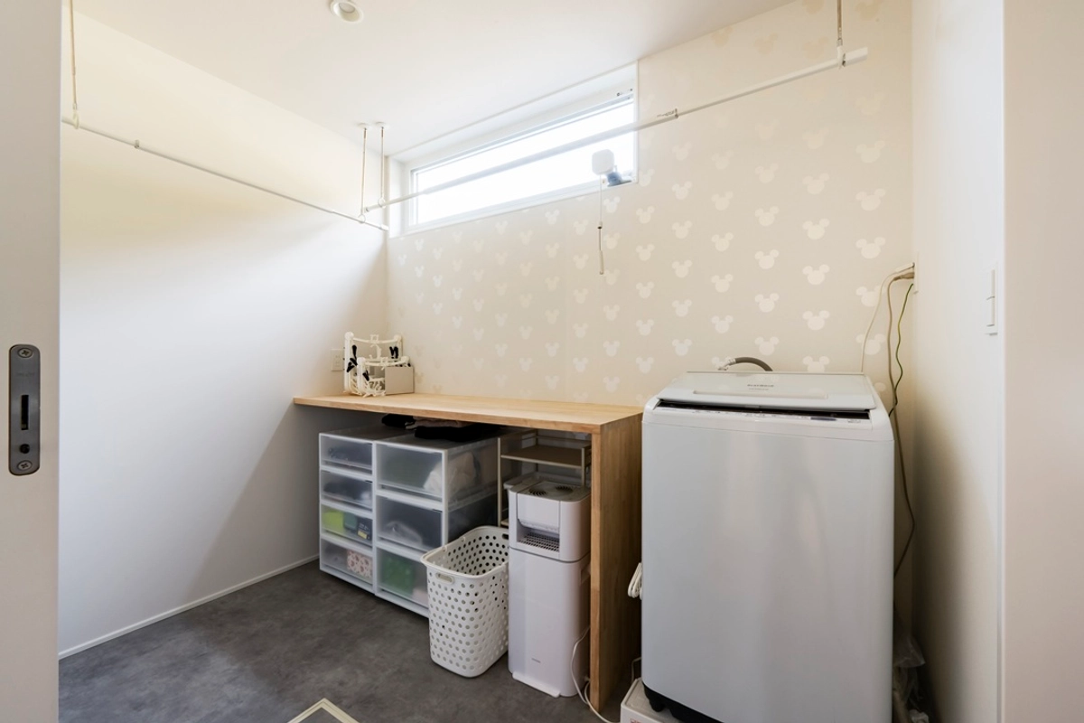 稜線を望む風景に包まれる平屋の家事スペース