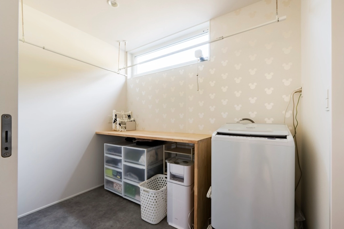 稜線を望む風景に包まれる平屋の家事スペース