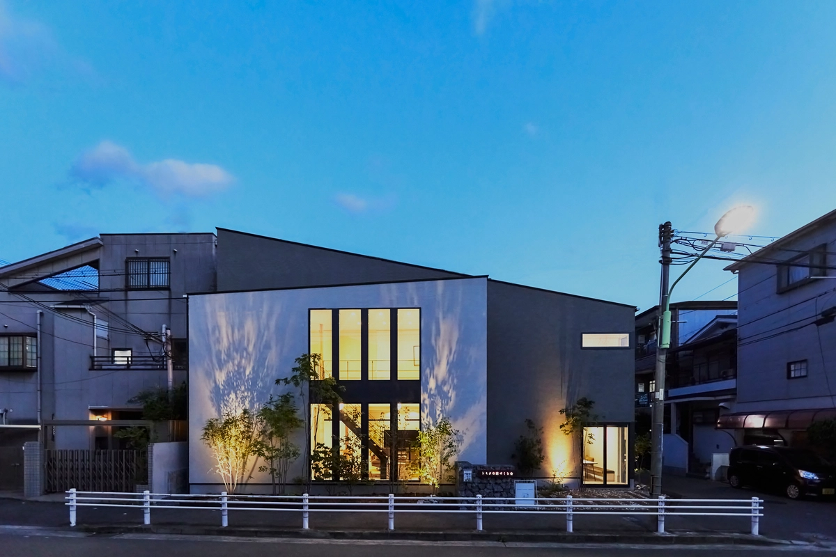 寄り添い、つながる。土間のある家の外観・照明