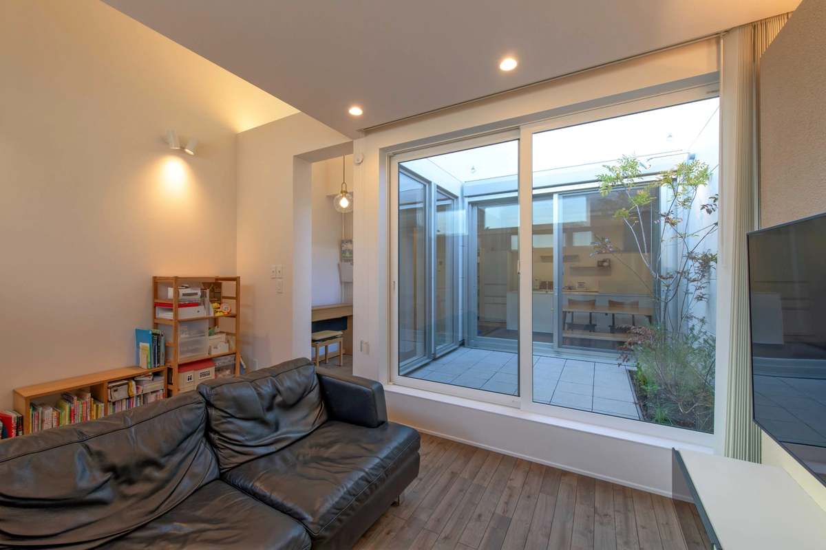 2階にパティオのある家のリビング・庭・中庭