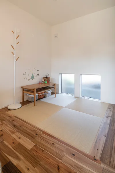 庭のある暮らし 草花に囲まれた田園の家の和室・畳スペース