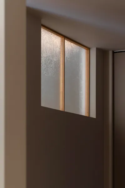 内に開く中庭の平屋の室内窓