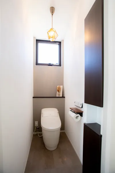 はらっぱに建つ家のトイレ