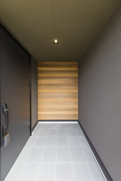 中庭とリビングと そのあいだを楽しむ平屋の玄関・軒下空間