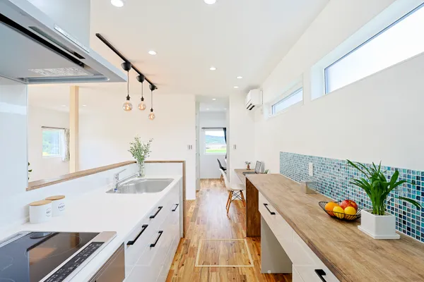 家族が集まる のびやかな平屋建ての家のキッチン