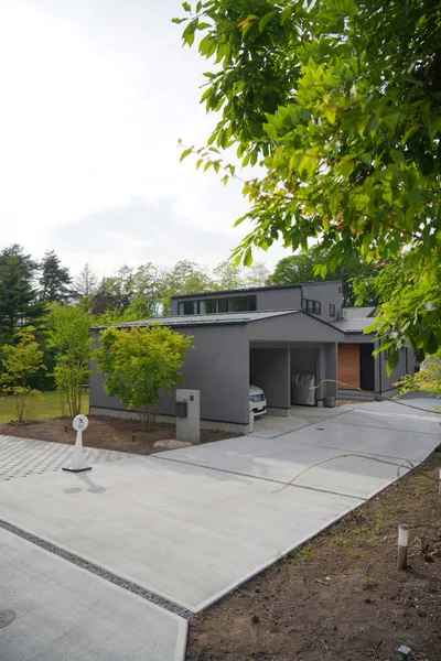 憧れの浅間山を一望できる土地で実現した 心豊かな暮らしの外観・ガレージハウス