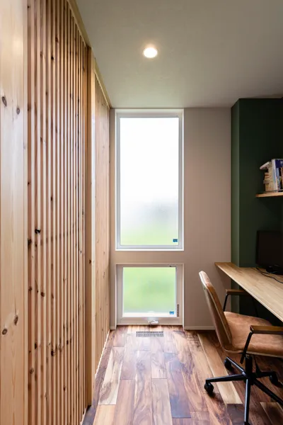 縁側で月見酒… 和のテイストをまとったくつろぎの家のワークスペース・アクセントウォール