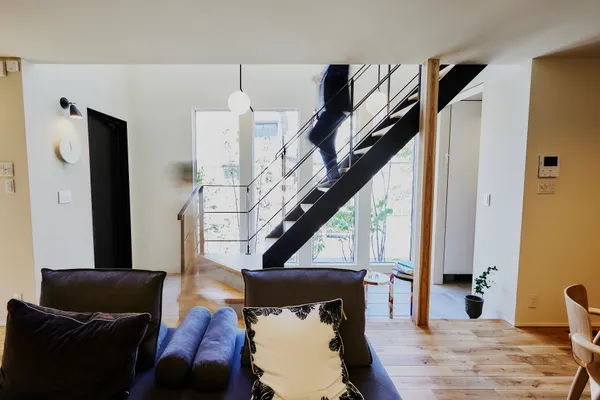 寄り添い、つながる。土間のある家のリビング・吹き抜け