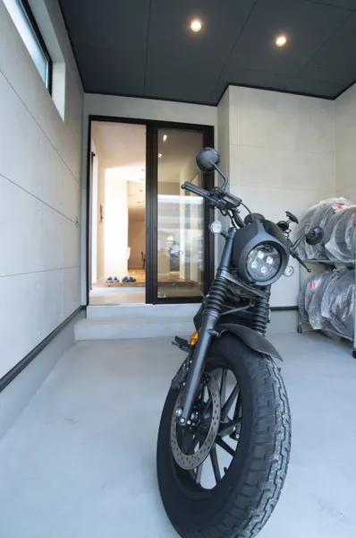 2つのL字で囲む平屋のコートハウスのガレージハウス・車庫