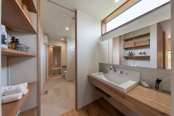 風景に溶け込むコンパクト平屋の洗面所・バスルーム