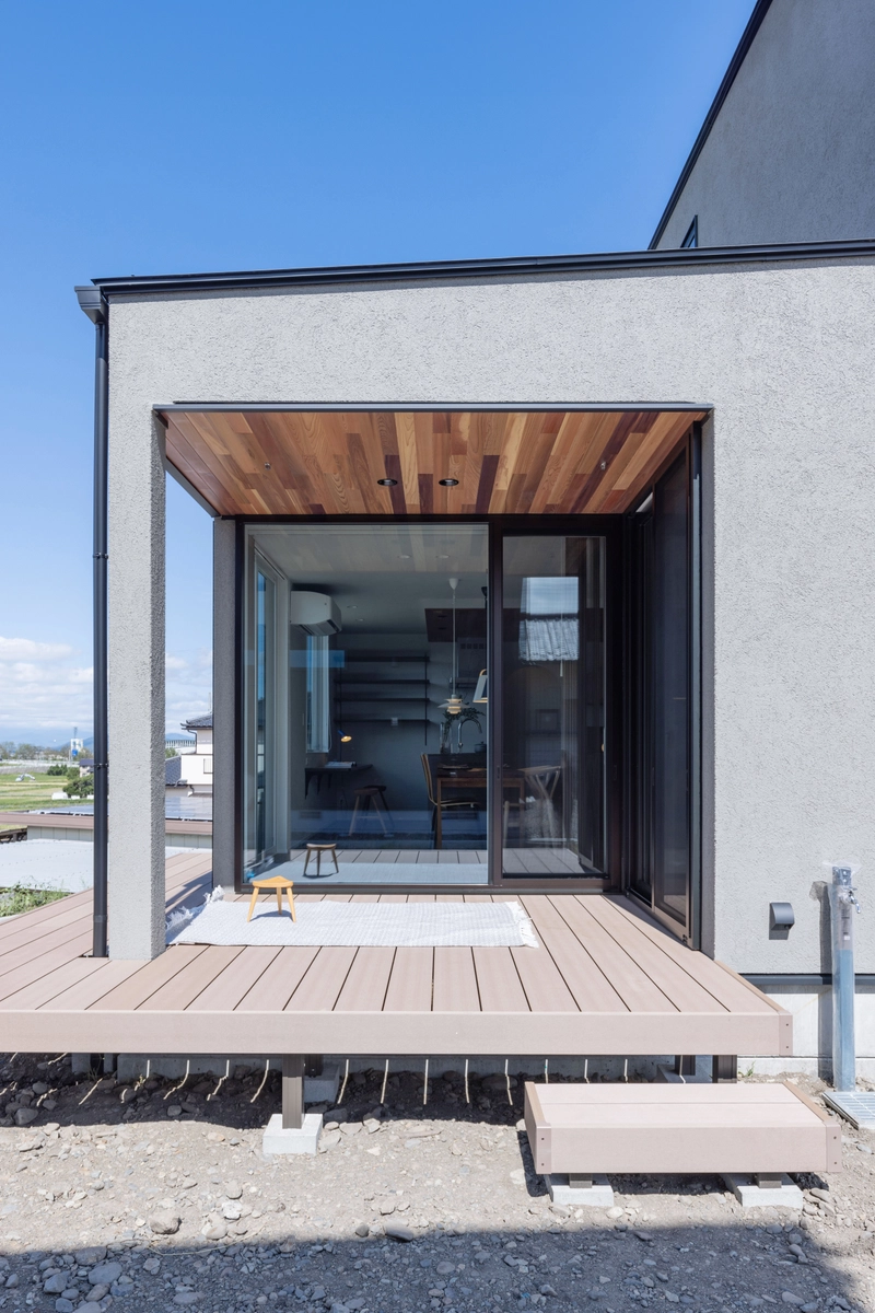 高台にある景色を一望する家のテラス・デッキ