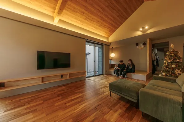 回遊できる非日常的な住まいのリビング