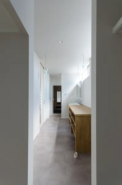 リビングから繋がるインナーバルコニーのある家の家事スペース