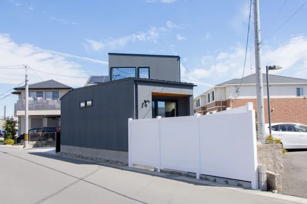 三角形の敷地もテラスで特別な空間 くの字の家の外観