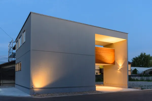 バルコニーが建物に個性的な魅力を添える家の事例トップ画像