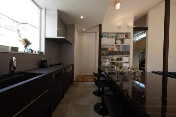 親子で暮らす時間を慈しむ 5つの床が連なる平屋のダイニング・キッチン