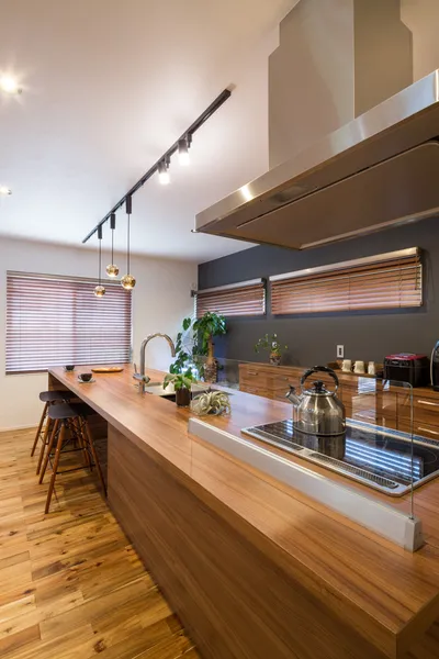 自然に囲まれ グリーンが心地よい癒しをもたらす家のキッチン