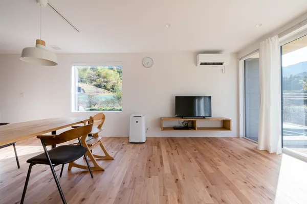 稜線を望む風景に包まれる平屋のリビング