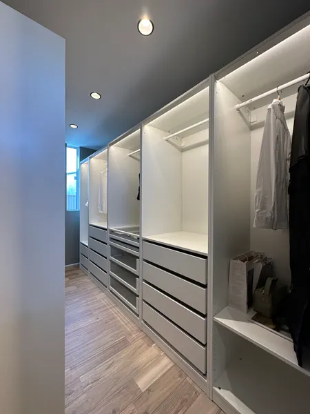 光と影のコントラストを楽しむキュービックハウスのクローゼット・収納スペース