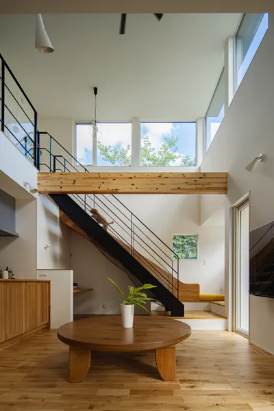 空と遊ぶ家のリビング・吹き抜け