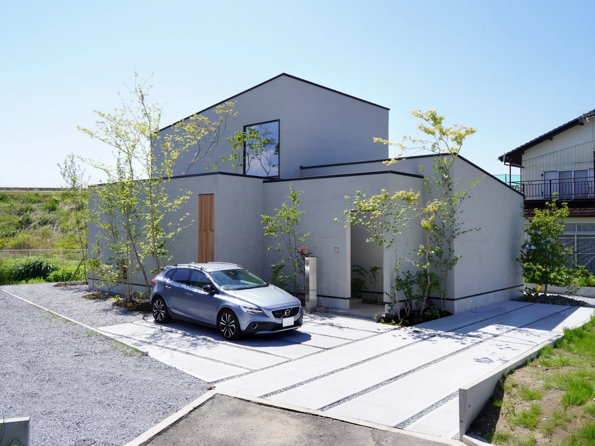 壁と庭が作り出す光と静寂の空間 事例トップ画像