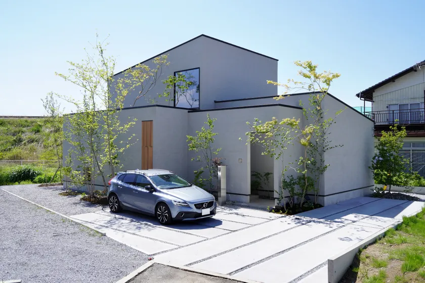 壁と庭が作り出す光と静寂の空間 事例トップ画像