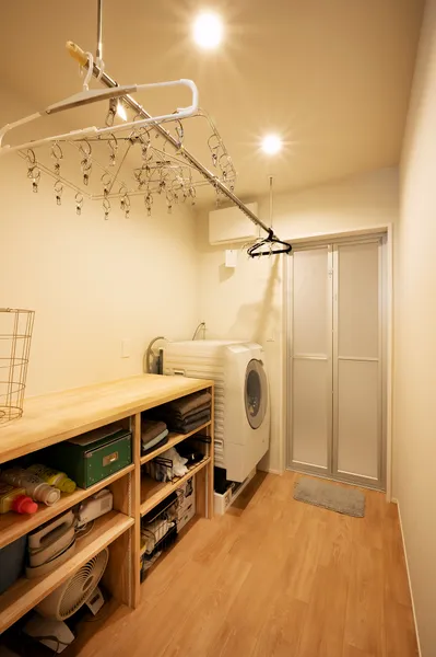 がけ上からの光をつかまえる平屋の家事スペース