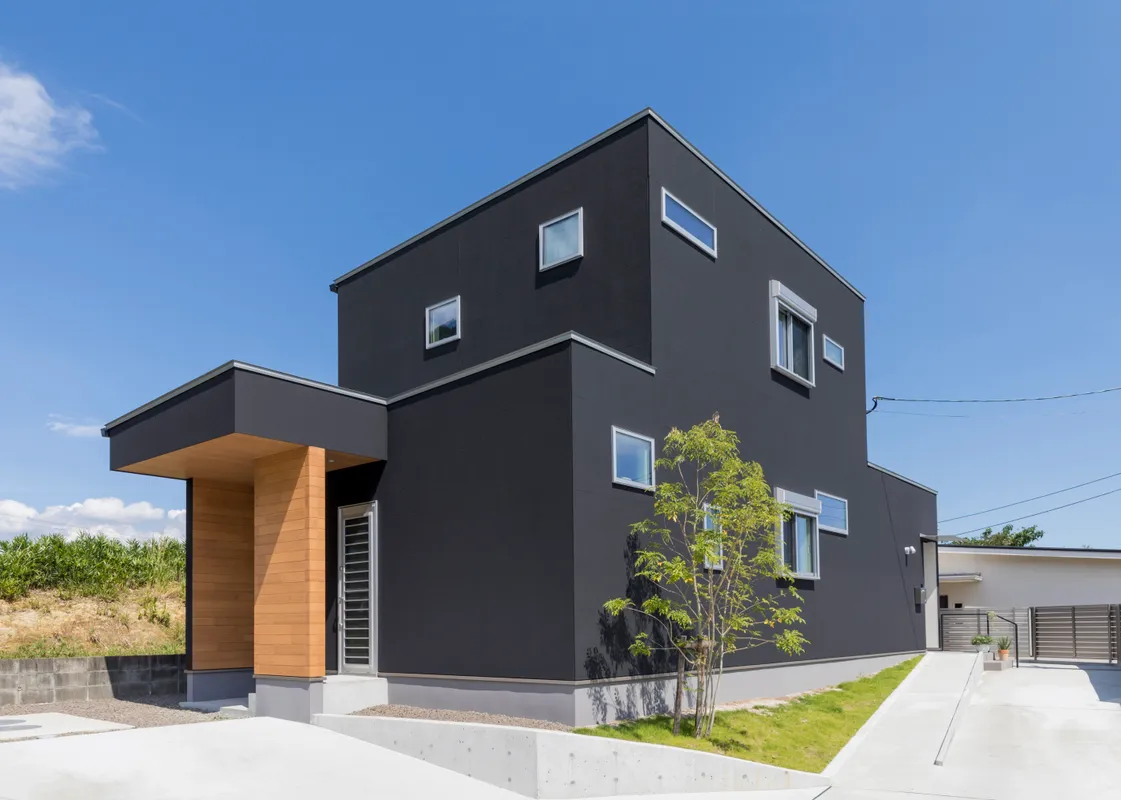 傾斜地を活かした 2つの入口を持つ家 実例トップ画像