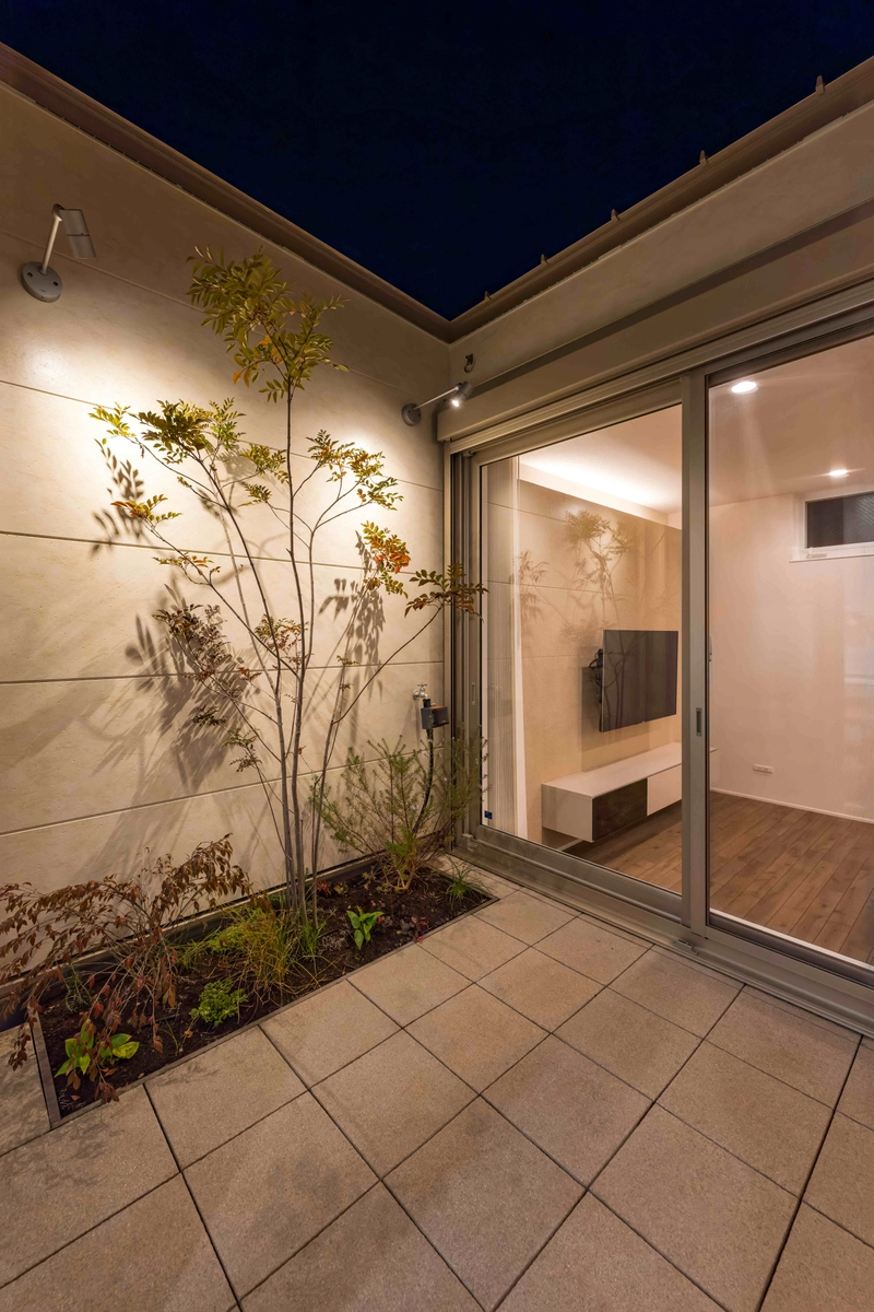 2階にパティオのある家の庭・中庭