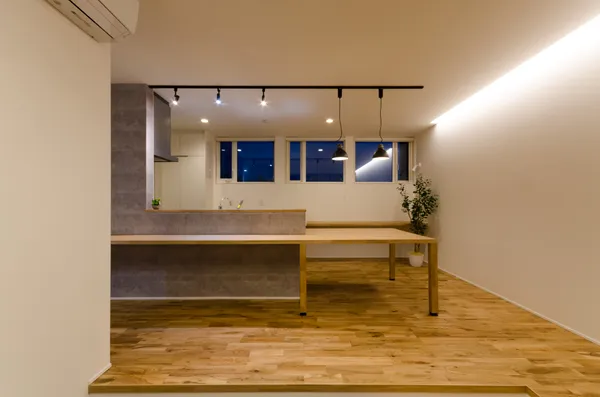 バルコニーが建物に個性的な魅力を添える家のダイニング