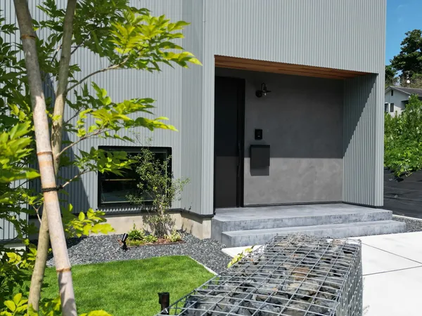 眺望も庭 二つ庭のある家の外観