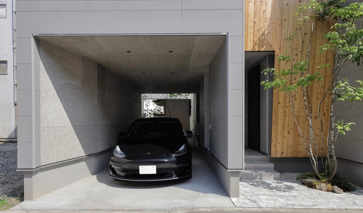 都市で自然を感じる3層の光庭住宅のガレージハウス