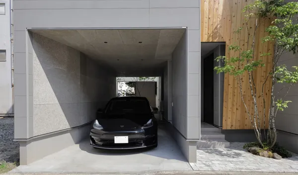 都市で自然を感じる3層の光庭住宅のガレージハウス