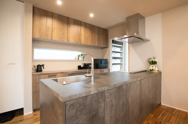 2つのL字で囲む平屋のコートハウスのキッチン