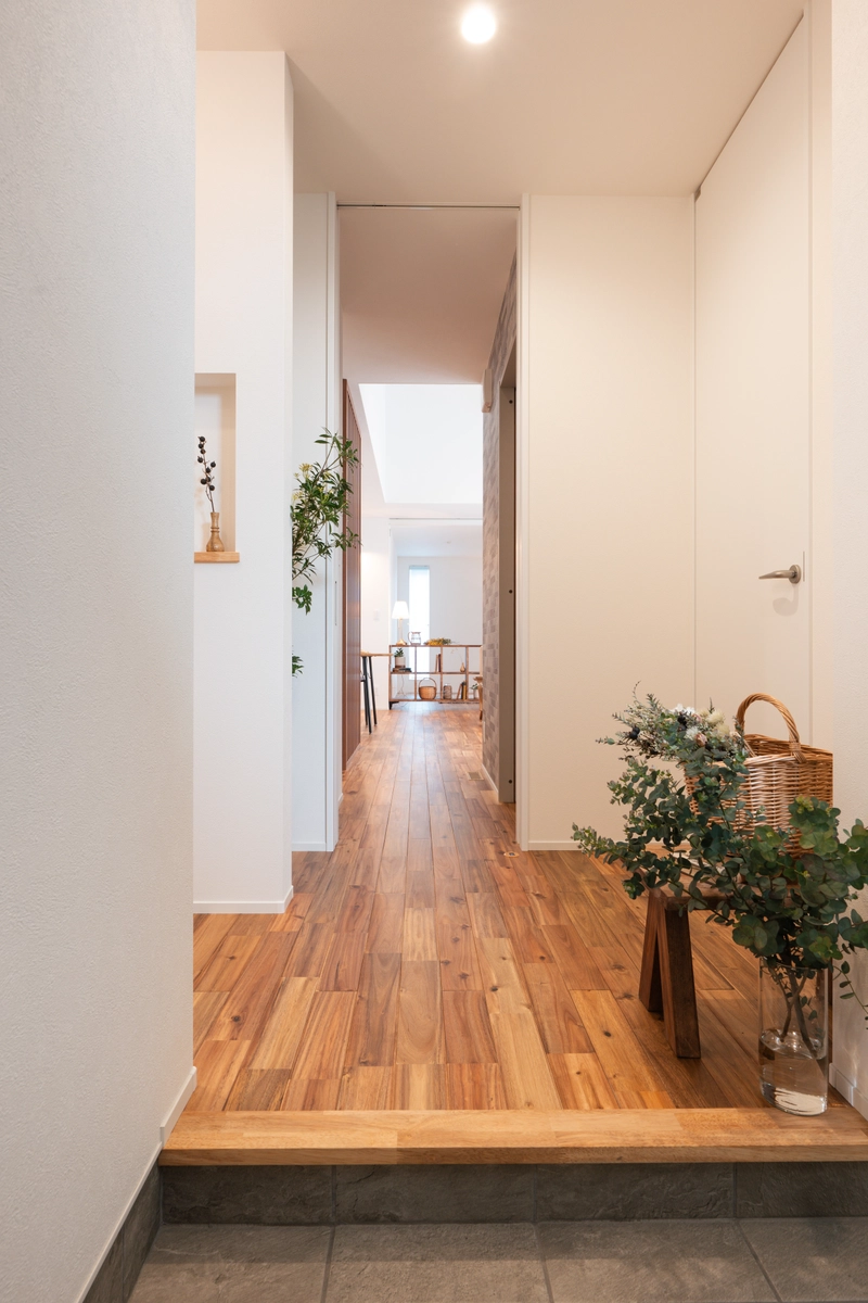 景色をつなぐ開放感のある平屋の玄関