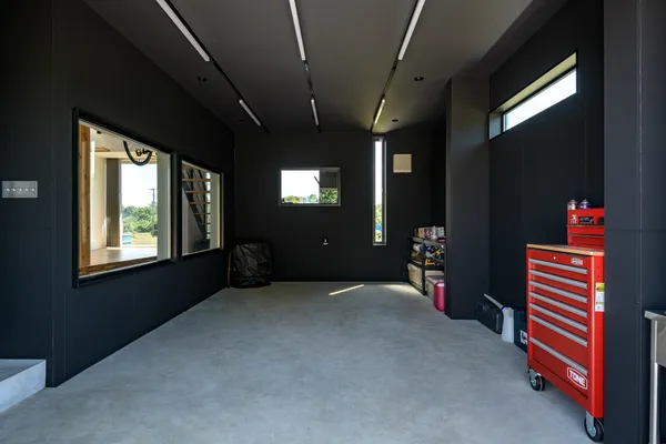 愛車も愛猫も眺めていたい ヌケのある家のガレージハウス