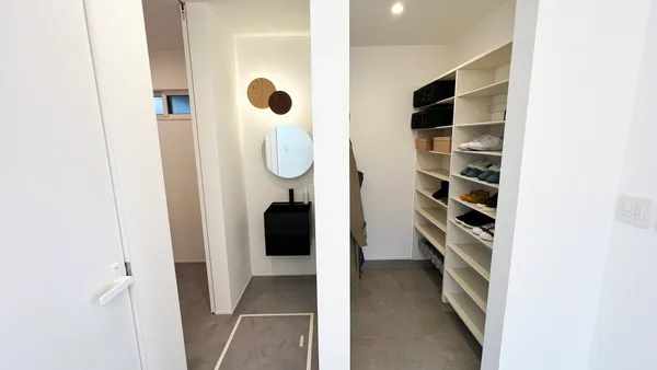 大きな吹き抜けが家族を繋げる家の収納スペース