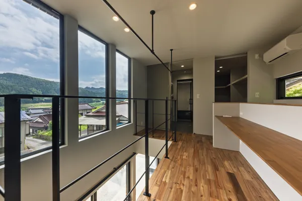 自然とつながる段々の家の廊下・フリースペース