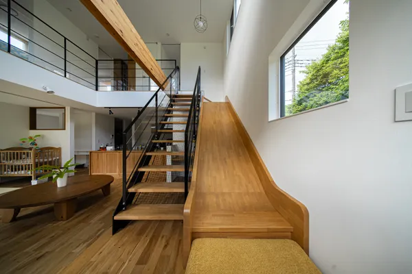 空と遊ぶ家の階段