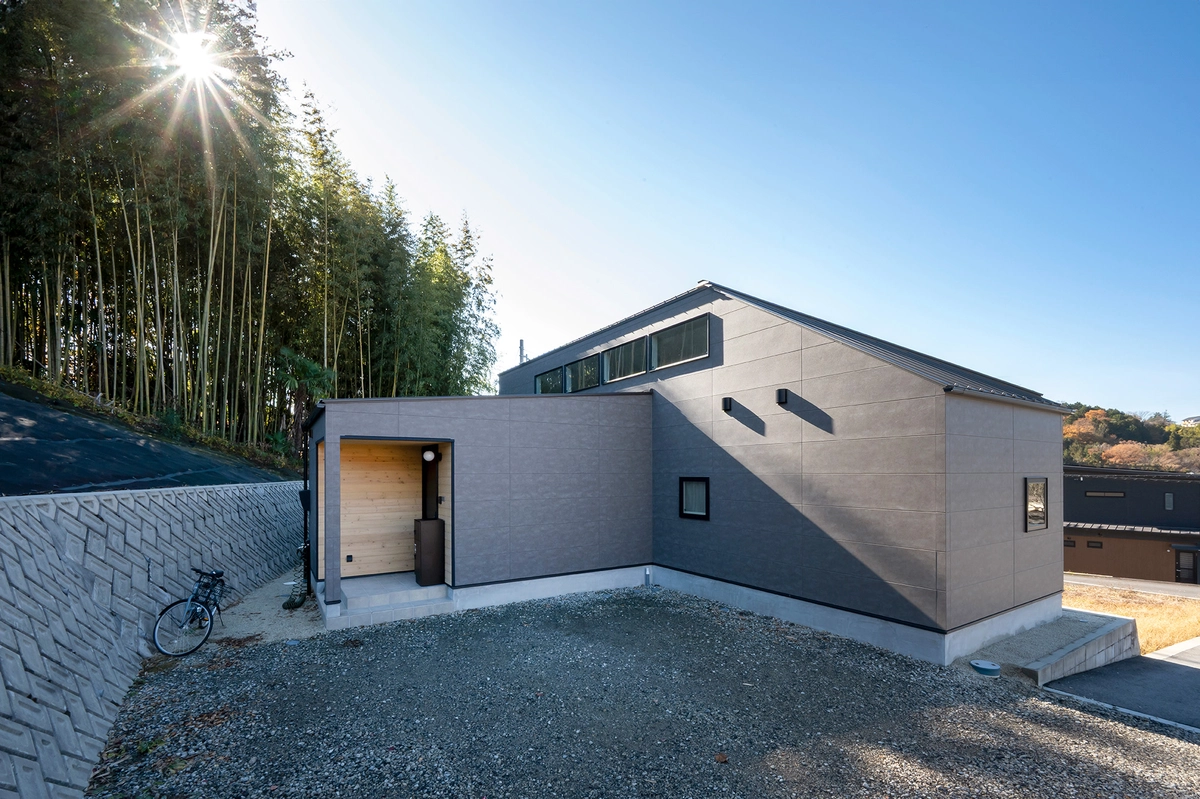 がけ上からの光をつかまえる平屋 事例トップ画像