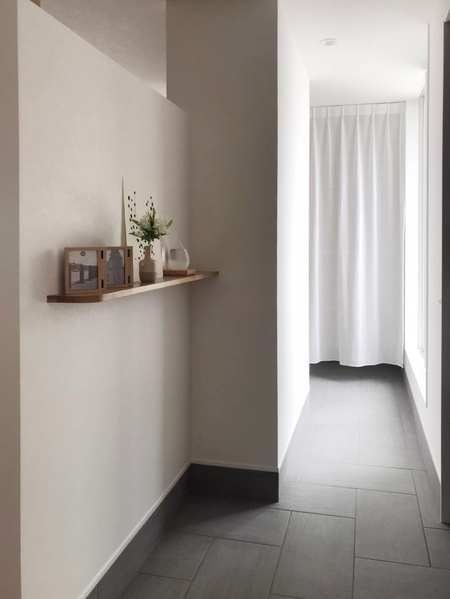 囲み庭のある家の玄関・土間