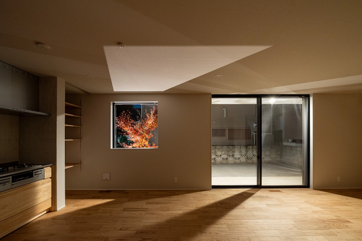 月を愛でる家のリビング・ピクチャーウインドウ