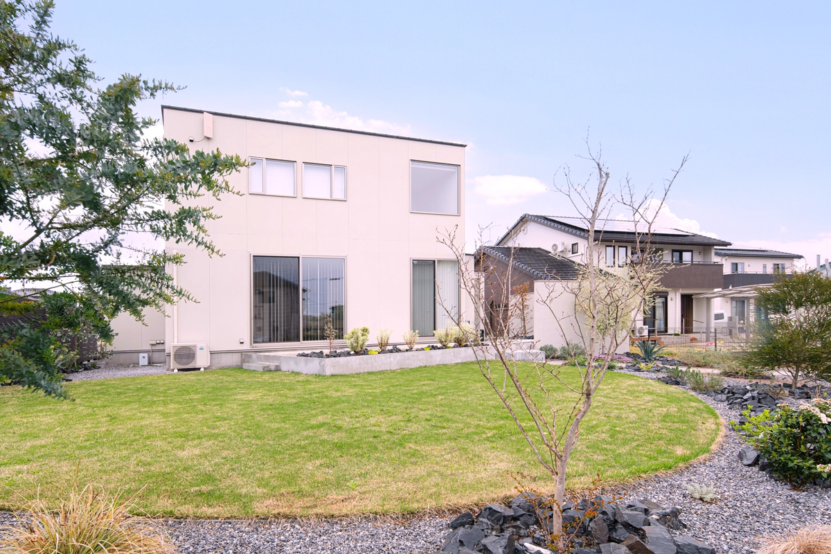 見え隠れを楽しむ家の外観・庭・中庭